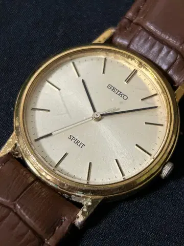 세이코 스피릿 쿼츠 골드 작동 중