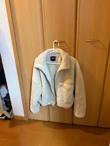ZARA 플리스 자켓 크림색