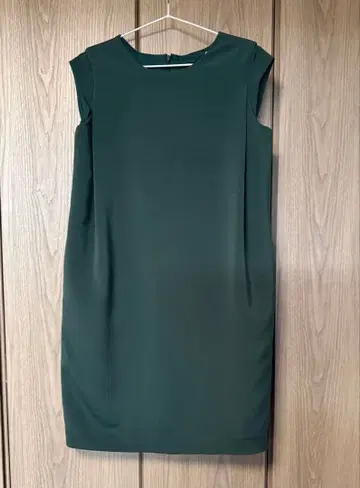 마르티니크 슬리브리스 무릎 기장 원피스 다크 그린