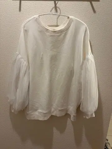 Lazuradress 벌룬 슬리브 화이트 상의