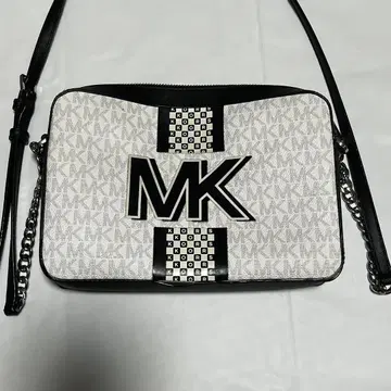 마이클코어스 숄더백 화이트 블랙