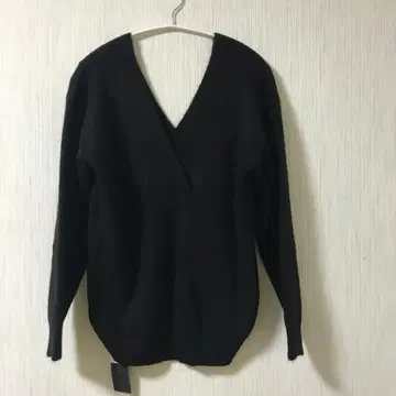 BARAK 블랙 V넥 니트 스웨터