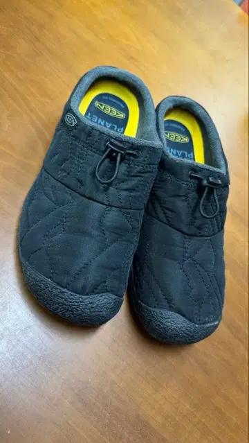 KEEN 블랙 퀼팅 슬립온