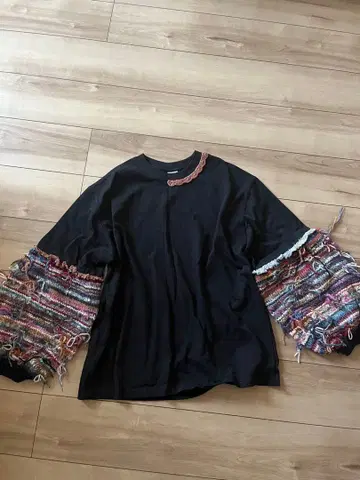 니트 소매 프린지 장식 블랙 상의