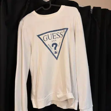 GUESS 트라이앵글 로고 롱 슬리브 T셔츠
