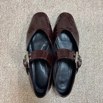 ZARA 버건디 색상 스트랩 플랫슈즈