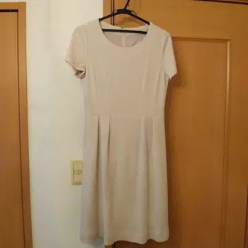 White joora 베이지 반팔 플레어 원피스