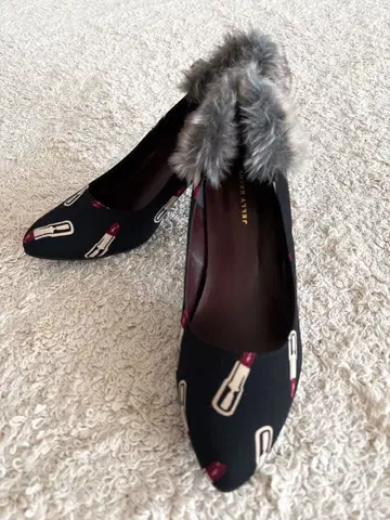 젤리빈스 립스틱 패턴 퍼 포함 펌프스 24.5cm 블랙