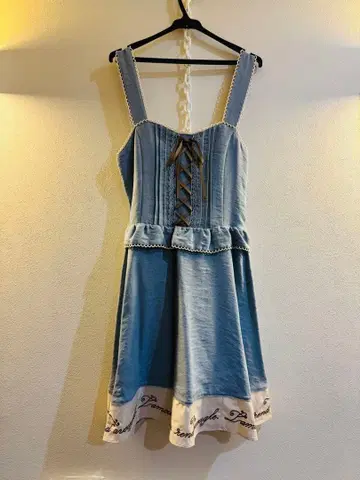 엑시즈팜 포에틱 밑단 로고 페플럼 원피스