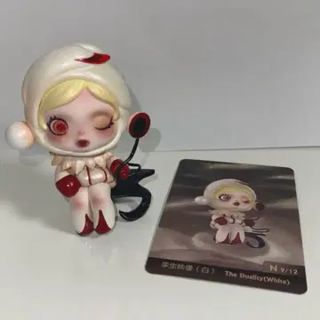 The Duality (White) 피규어