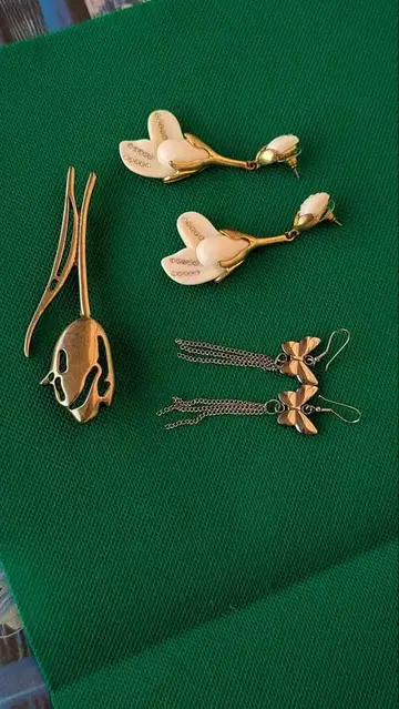 꽃 디자인 골드톤 귀걸이와 나비 귀걸이와 튤립 브로치(^^)