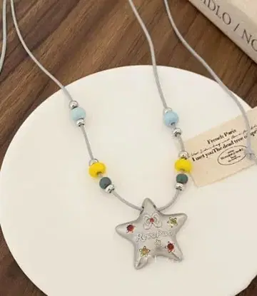 컬러풀 비즈가 달린 별 모양 목걸이