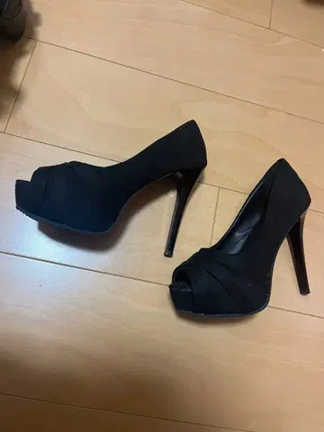 오픈토 블랙 하이힐