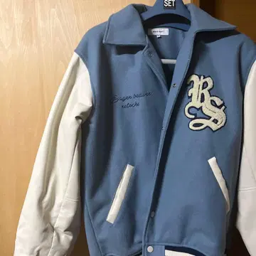 라이트 블루 바시티 자켓 가죽 소재 사용