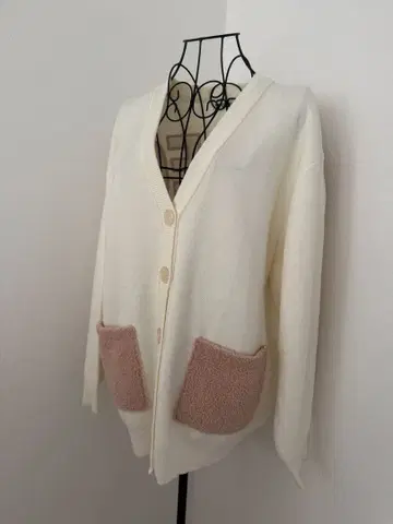 아이보리 V넥 가디건 플리스 포켓 부착