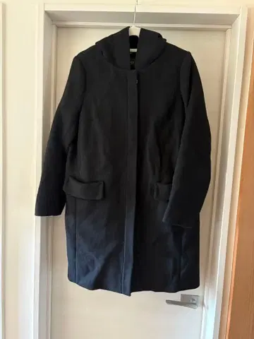 케티 후드 부착 블랙 코트