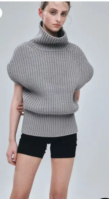 그레이 볼륨 터틀 니트