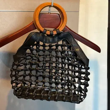 블랙 메쉬 바스켓백 우드 링 핸들