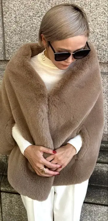 JENNY 리치 볼륨 퍼 케이프 베이지 판초 미사용 새상품