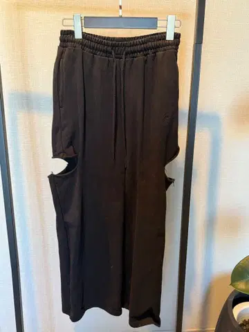 josemoon 컷 아웃 디자인 블랙 스웨트 팬츠