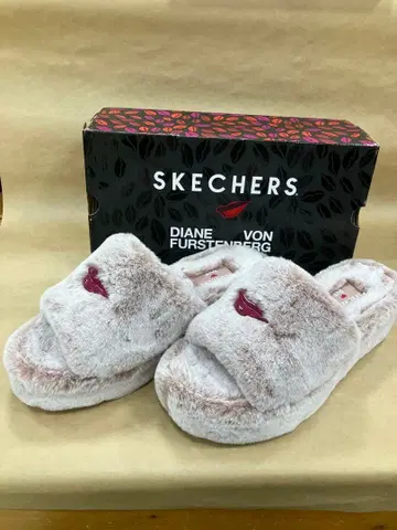 스케쳐스/다이앤 폰 퍼스텐버그 코지 슬라이드 통굽