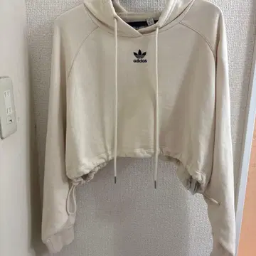 아디다스 숏 기장 후드티 베이지