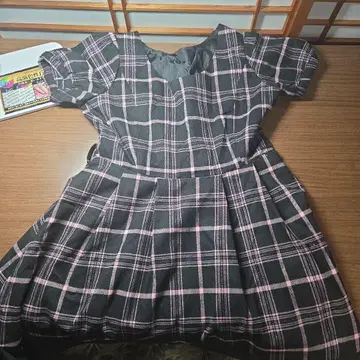 블랙과 핑크 체크 무늬 반팔 미니 원피스