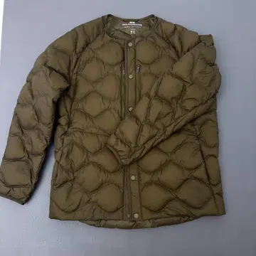 유니클로 화이트 마운티니어링 울트라 라이트 다운 L 올리브