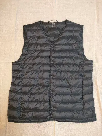 UNIQLO 울트라 라이트 다운 다운 베스트 V넥 M 네이비 컬러