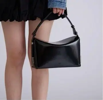 [ OSOI ] 블랙 숄더백 SANDY