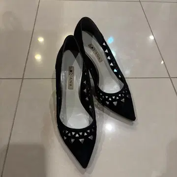 다이애나 블랙 컷 아웃 펌프스 24.5