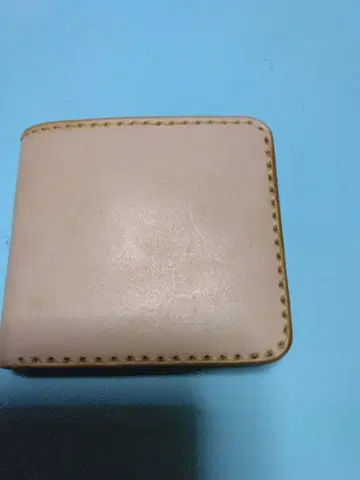 베이지 가죽 이단 접이식 지갑