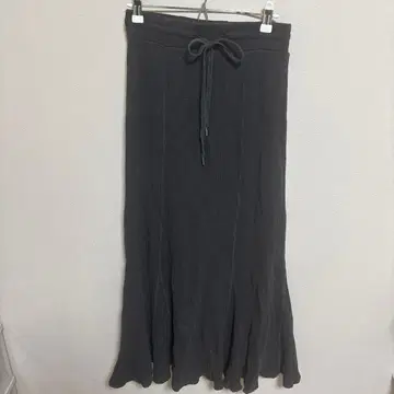 저널 스탠다드 다크 그레이 플레어 스커트