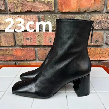 안헬 아랄콘 스퀘어토 숏부츠