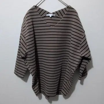 베이지와 블랙 스트라이프 V넥 칠부 소매