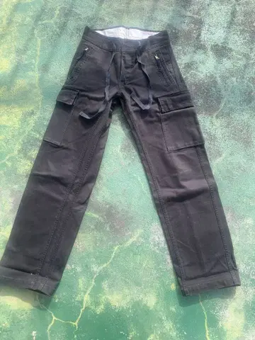 미니멀리스트 사이 SCYE 블랙 카고 팬츠 사이드 포켓 포함