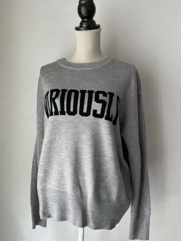 그레이 심플 로고 스웨터