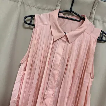 립서비스 핑크 플리츠 슬리브리스 셔츠