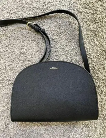 a.p.c. 하프문 숄더백 인기 스테디셀러