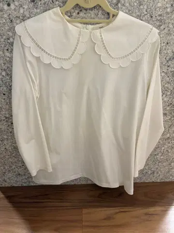 새상품급 yori 카라 부착 상의