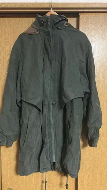 다크 그레이 후드 부착 모즈 코트