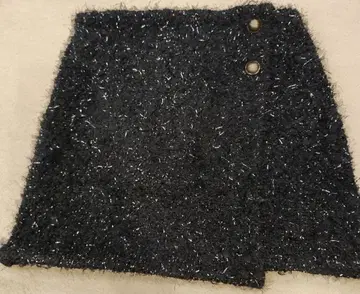 THE TOE 샤기 미니 스커트. 블랙.