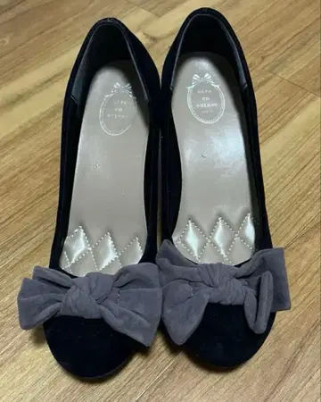 익명 배송 블랙 스웨이드 리본 펌프스