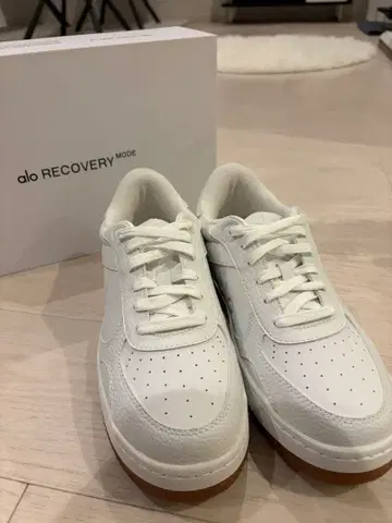 alo RECOVERY MODE 화이트 스니커즈