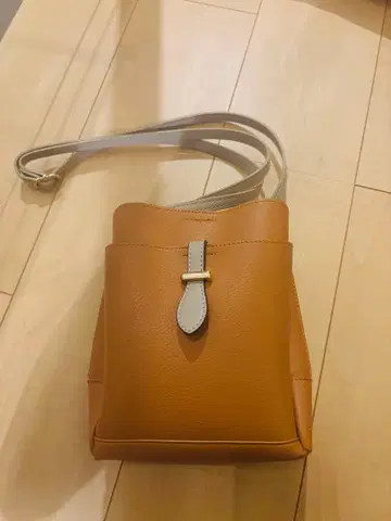 ikka 카멜색 숄더백