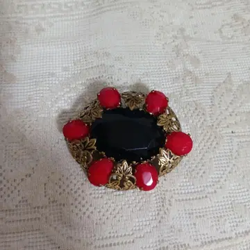 빨간색과 블랙의 장식 vintage 브로치
