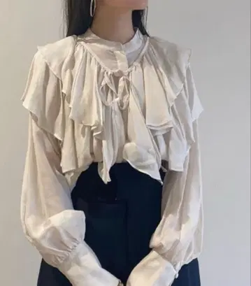 SNIDEL 프릴 긴팔 블라우스 아이보리 당일 발송