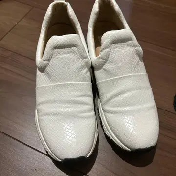 화이트 슬립온 스니커즈