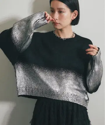 ANOTHER S 호일 프린트 숏 기장 풀오버