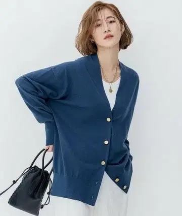 새상품급 23구 텐셀 스트레치 V넥 가디건 블루 계열 46